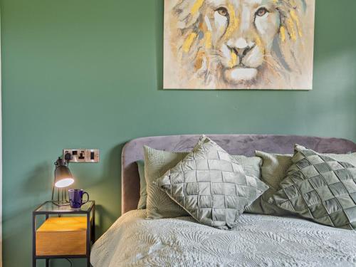 a bedroom with a bed with a painting of a lion at 2 Bed in Heyope 94203 in Knighton