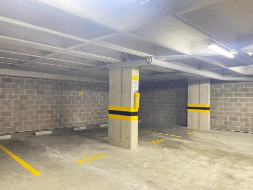an empty parking garage with pillars and brick walls at Laureles Loft con terraza privada cerca Parques Del Río in Medellín