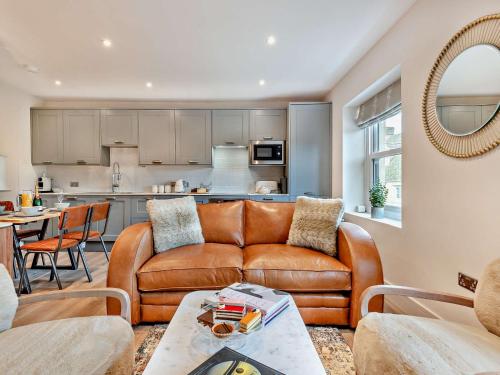 a living room with a couch and a kitchen at 2 Bed in Bourton-on-the-Water 94144 in Bourton on the Water