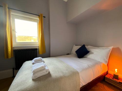 een slaapkamer met een bed met handdoeken erop bij Centre Meadowside Residence in Edinburgh