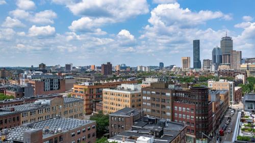 una vista aérea de una ciudad con edificios altos en South End Luxe Apartment, en Boston