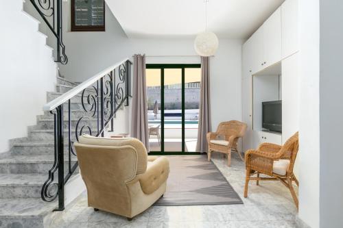 Seaside family friendly house with a swimming pool Arbanija, Ciovo - 24430