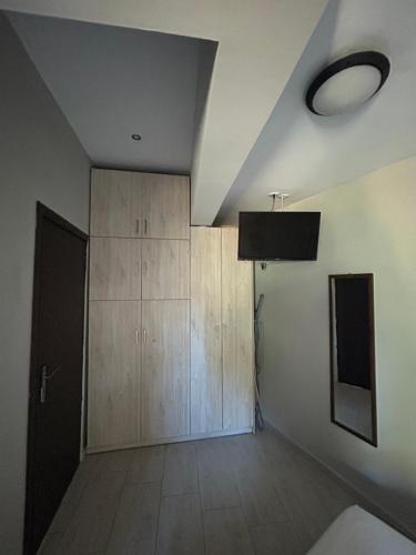 a room with wooden cabinets and a ceiling at Casa de Kalika in Chania