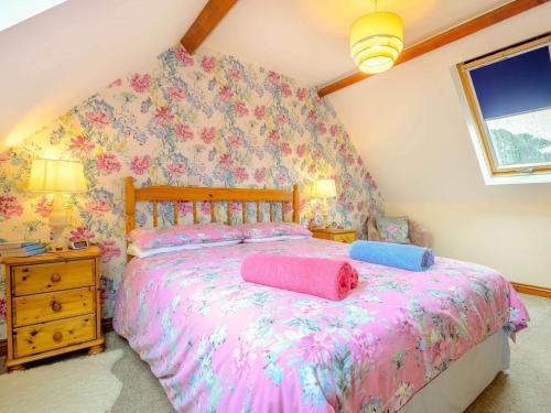 a bedroom with a bed with pink and blue sheets at 1 Bed in Brecon BN015 in Brecon