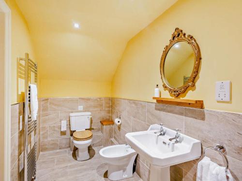 a bathroom with a sink and a toilet and a mirror at 2 Bed in Lyonshall 93321 in Lyonshall