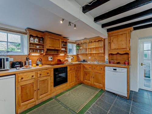 2 Bed in Machynlleth 93078にあるキッチンまたは簡易キッチン