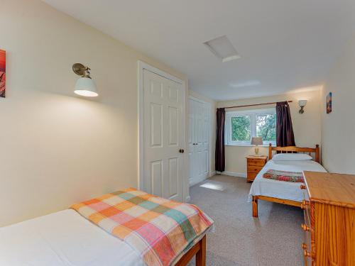 Postel nebo postele na pokoji v ubytování 2 Bed in Machynlleth 93078