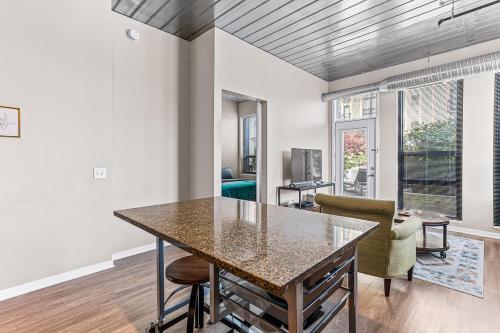 Posezení v ubytování 2 Separate 2BR Units Near Big House & Downtown