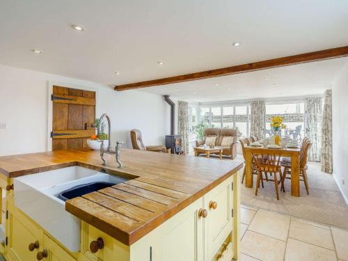 Η κουζίνα ή μικρή κουζίνα στο 4 Bed in Silloth 79563