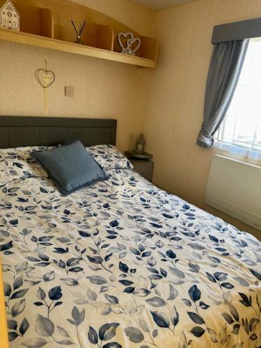 a bed with a blue pillow on it in a bedroom at Avas Special Place in Ingoldmells