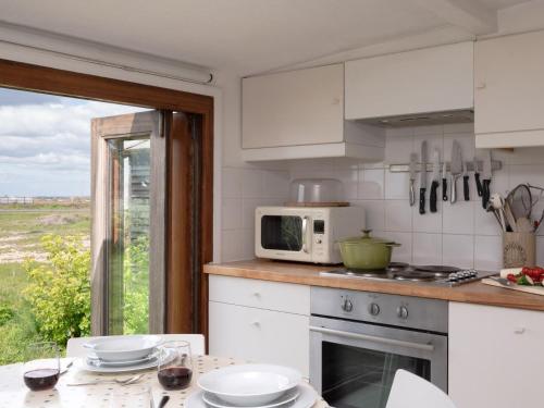 Η κουζίνα ή μικρή κουζίνα στο 2 Bed in Dungeness BT079