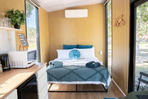 a small bedroom with a bed and a desk at Mountview Getaway by Tiny Away in Toonpan