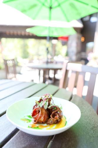 Makanan di atau berdekatan resort
