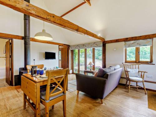 Μια τηλεόραση ή/και κέντρο ψυχαγωγίας στο 1 Bed in Ashburnham 94675