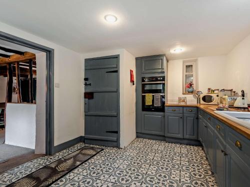 Η κουζίνα ή μικρή κουζίνα στο 2 Bed in Brigsteer 94582