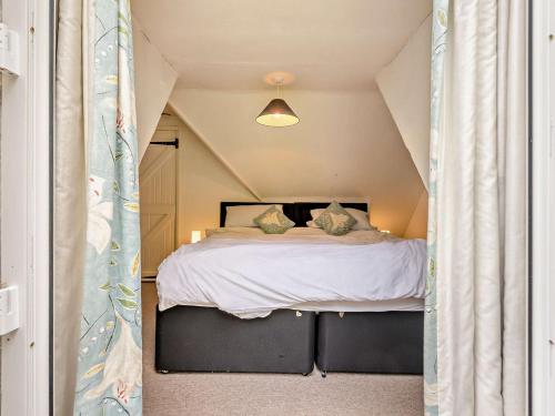 Ένα ή περισσότερα κρεβάτια σε δωμάτιο στο 2 Bed in Beaulieu 92220