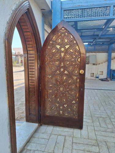 a wooden door with an arch in a building at Villa Shahrazad Sharm El Sheikh in Sharm El Sheikh