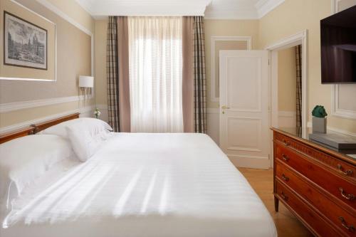 Кровать или кровати в номере Rome Marriott Grand Hotel Flora