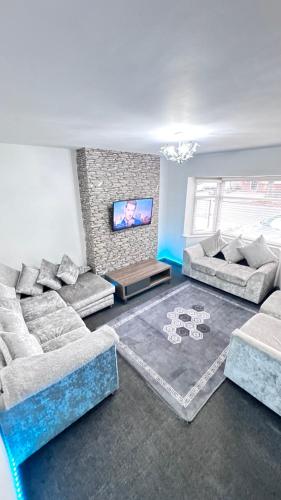 a living room with two couches and a tv at Luxproperties in Birmingham