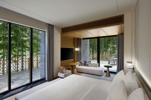 une chambre avec un grand lit et un salon dans l'établissement Grand New Century Resort, Changxing, A Tribute Portfolio Resort, à Guzhu