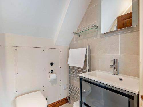 a bathroom with a sink and a toilet at 5 Bed in Lower Slaughter 94643 in Lower Slaughter
