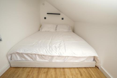 Una cama o camas en una habitación de Vila Dolina Mira