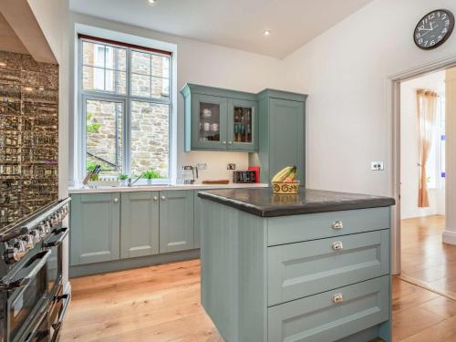 Η κουζίνα ή μικρή κουζίνα στο 4 Bed in Combe Martin 87619