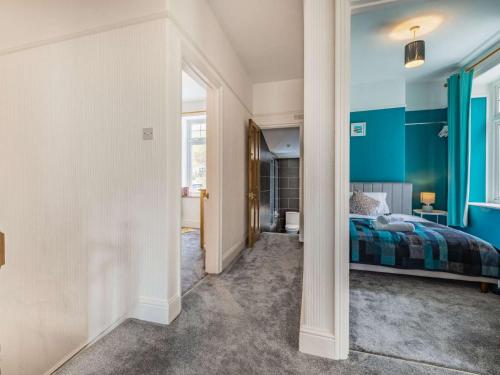 Ένα ή περισσότερα κρεβάτια σε δωμάτιο στο 4 Bed in Combe Martin 87619