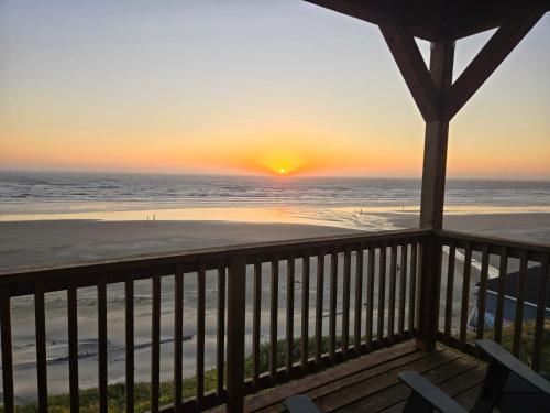 a view from the deck of the beach at sunset at Hotel Sylvia in Newport