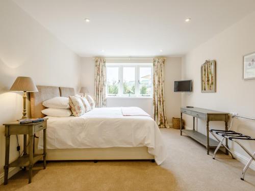 Un dormitorio blanco con una cama y una ventana. en 3 Bed in Dorchester 75244, en Frampton