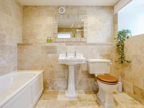 Un baño con inodoro, lavabo y bañera. en 3 Bed in Dorchester 75244, en Frampton