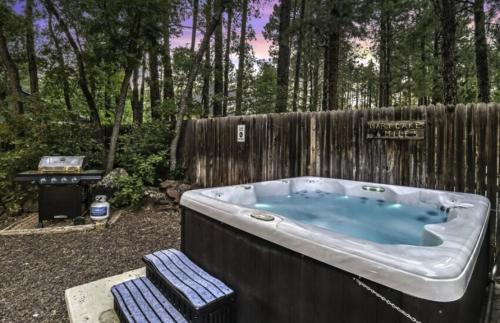 Fotografie z fotogalerie ubytování Pine-Time Retreat Near Downtown with Hot Tub! v destinaci Flagstaff