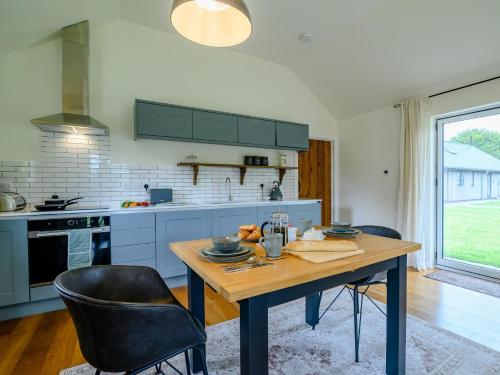Η κουζίνα ή μικρή κουζίνα στο 1 Bed in Talybont-on-Usk 88137