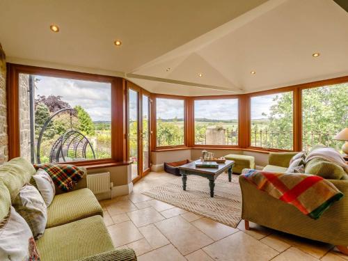 Χώρος καθιστικού στο 5 bed property in Durham 85257
