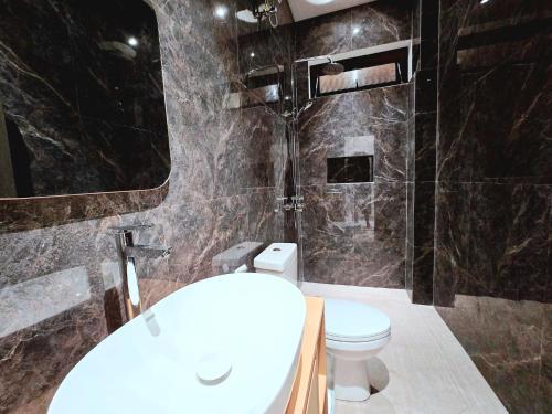 Ένα μπάνιο στο Nareswara Guest House