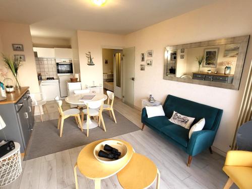 un salon avec un canapé et une table dans l'établissement Studio cosy proche plage avec balcon - FR-1-92-822, à Les Sables-dʼOlonne