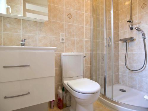 une salle de bain avec toilettes, douche et lavabo dans l'établissement Maison de pêcheur typique à 400m du quai, proche plage, animaux bienvenus, WiFi en option - FR-1-92-671, à Les Sables-dʼOlonne