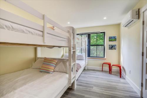 a bedroom with bunk beds in a dorm room at Village Hilltop in Stowe