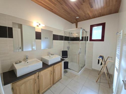 Et badeværelse på Maison avec Cheminée, Terrasse et Wifi proche de Domme - FR-1-616-43