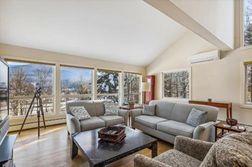 Una sala de estar con dos sofás y una mesa. en Pinnacle Lookout, en Stowe