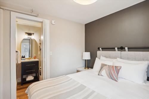 Postel nebo postele na pokoji v ubytování Mountainside Condo E101