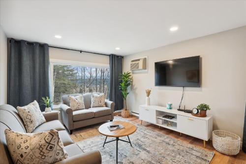 TV a/nebo společenská místnost v ubytování Mountainside Condo E101