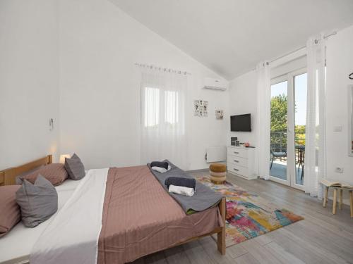 Giường trong phòng chung tại Modern Rscape with Pool