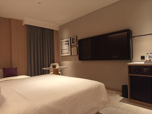 Un ou plusieurs lits dans un hébergement de l'établissement Elong Hotel Jakarta PIK