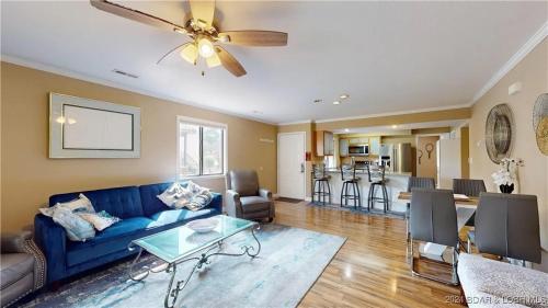 Posezení v ubytování Lake Ozark at Regalia Resort Spacious 3 Bedroom Condo