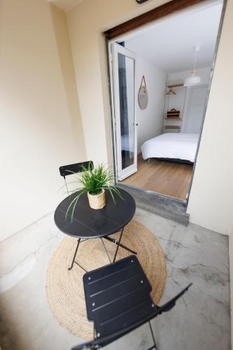 a room with a table and chairs and a bed at Le 7 KLÉBER in Colmar
