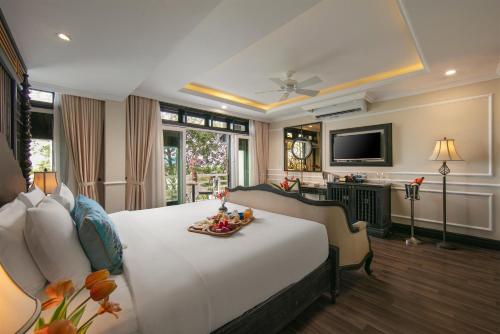 En eller flere senge i et værelse på Hoi An Golden Holiday Hotel & Spa