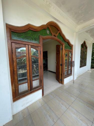 una entrada a una casa con una gran puerta de madera en Kumar inn, en Jaffna