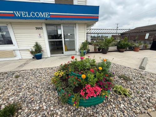 a large pot of flowers in front of a store at Motel 6-Fort Wayne, IN in Fort Wayne