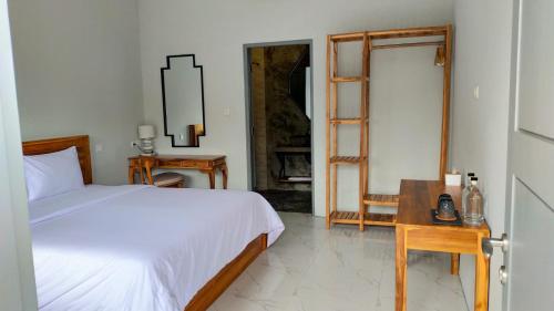 Una cama o camas en una habitación de Aleenka House